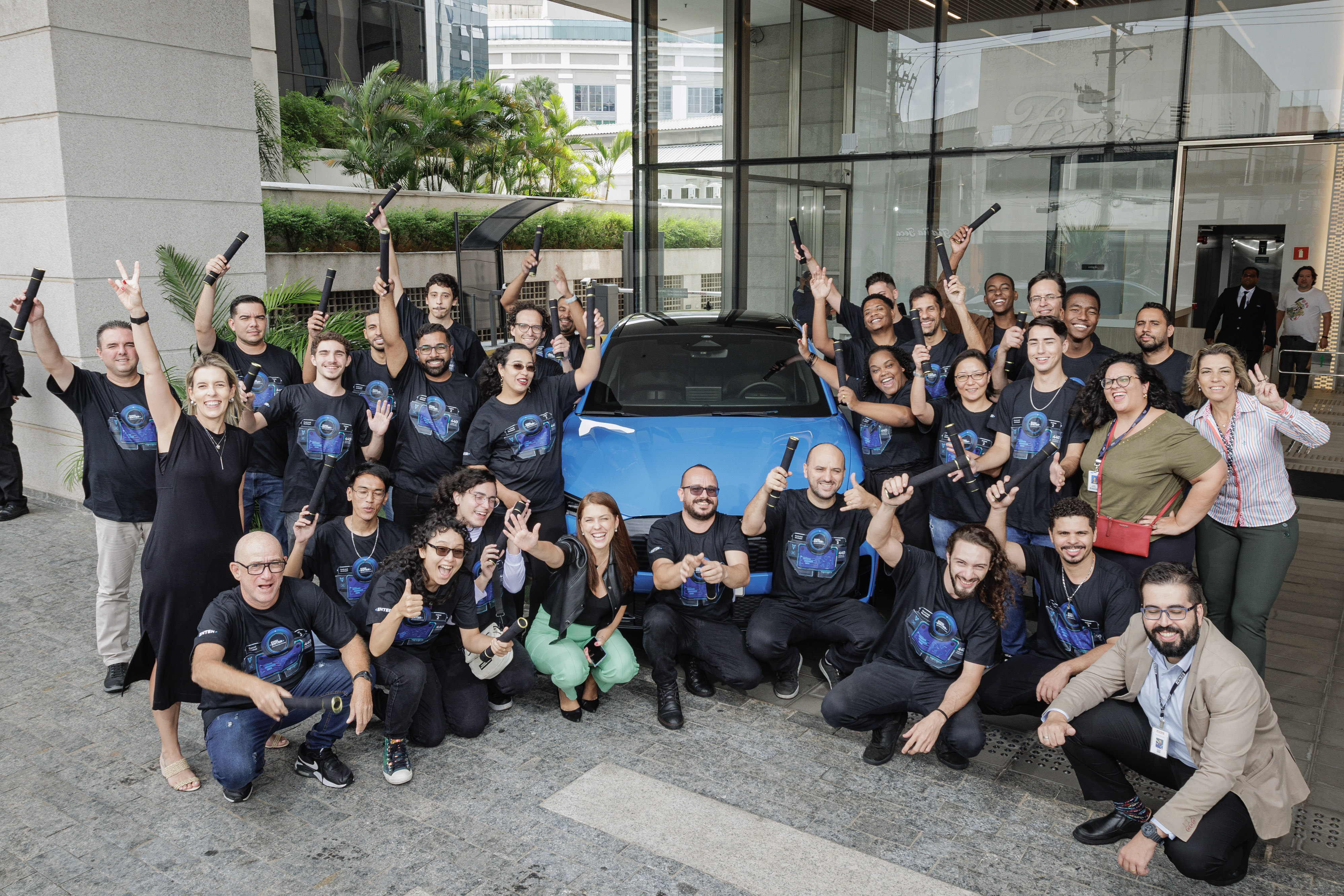 Turma de alunos do curso gratuito de tecnologia Ford Enter